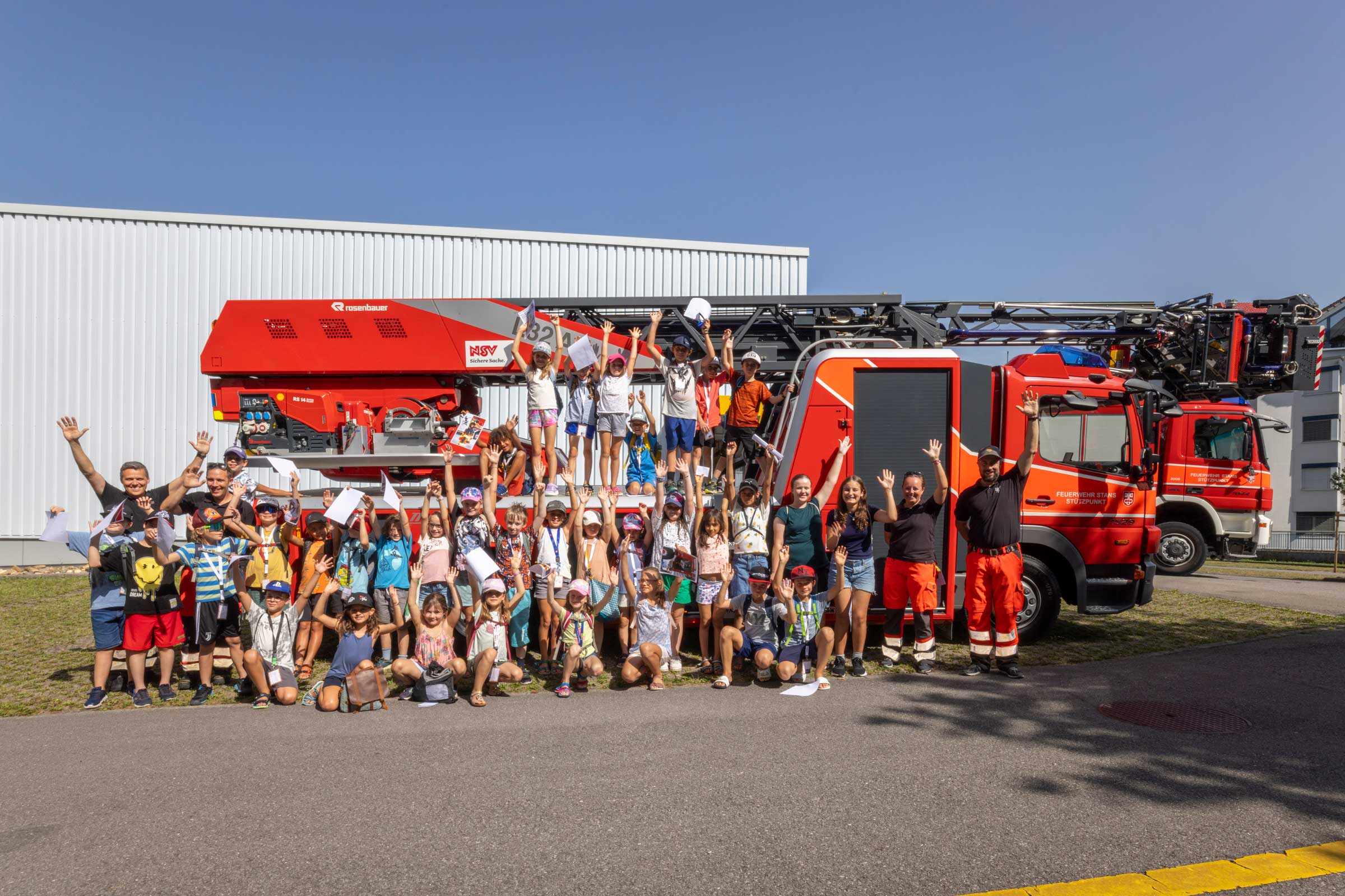 Eine Kindergruppe des Ferienpass Nidwalden freut sich über einen kurzweiligen Nachmittag bei der Feuerwehr.