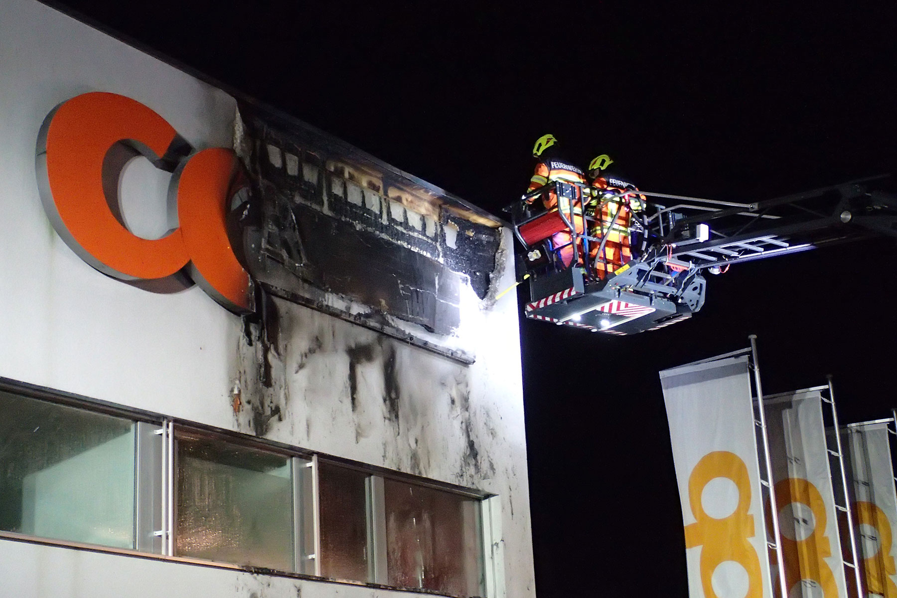Die Autodrehleitergruppe unterstützt die Feuerwehr Hergiswil beim Brand einer Leuchtreklame.