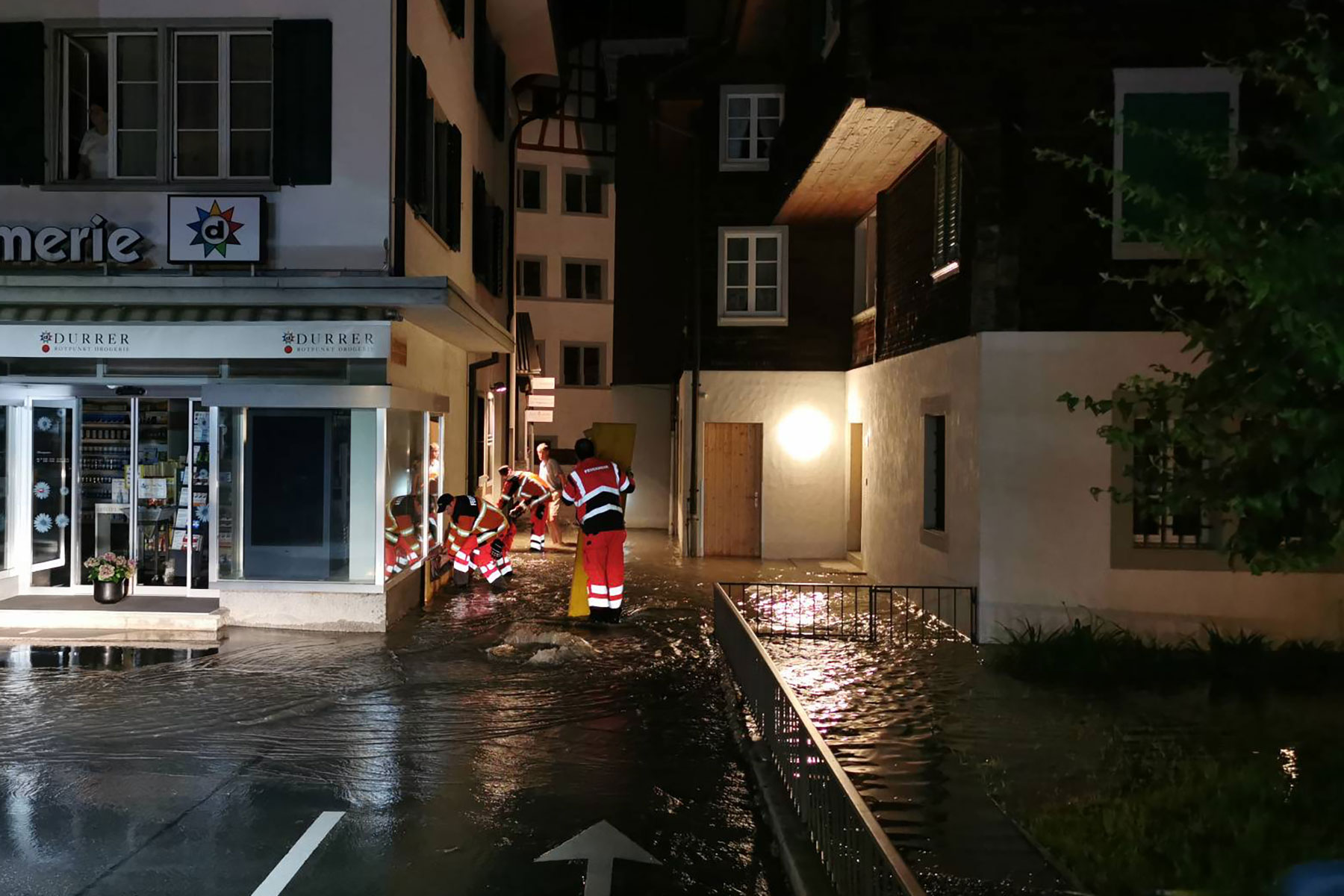 Erneut bricht beim Dorfplatz eine Wasserleitung; das Ersteinsatzelement 1 muss einen Keller auspumpen.