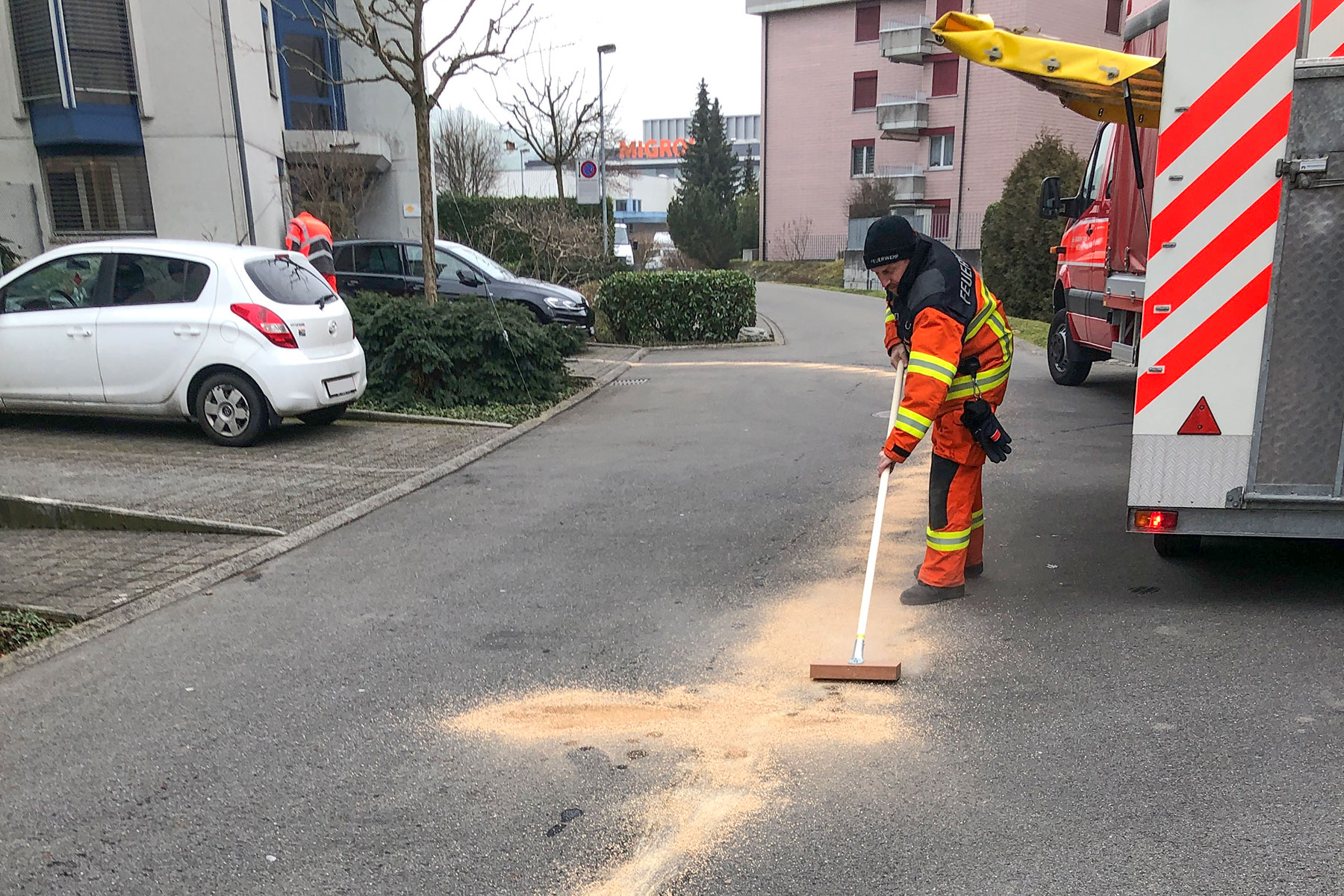 Ein kleines Aufgebot beseitigt eine Ölspur quer durch Stans.