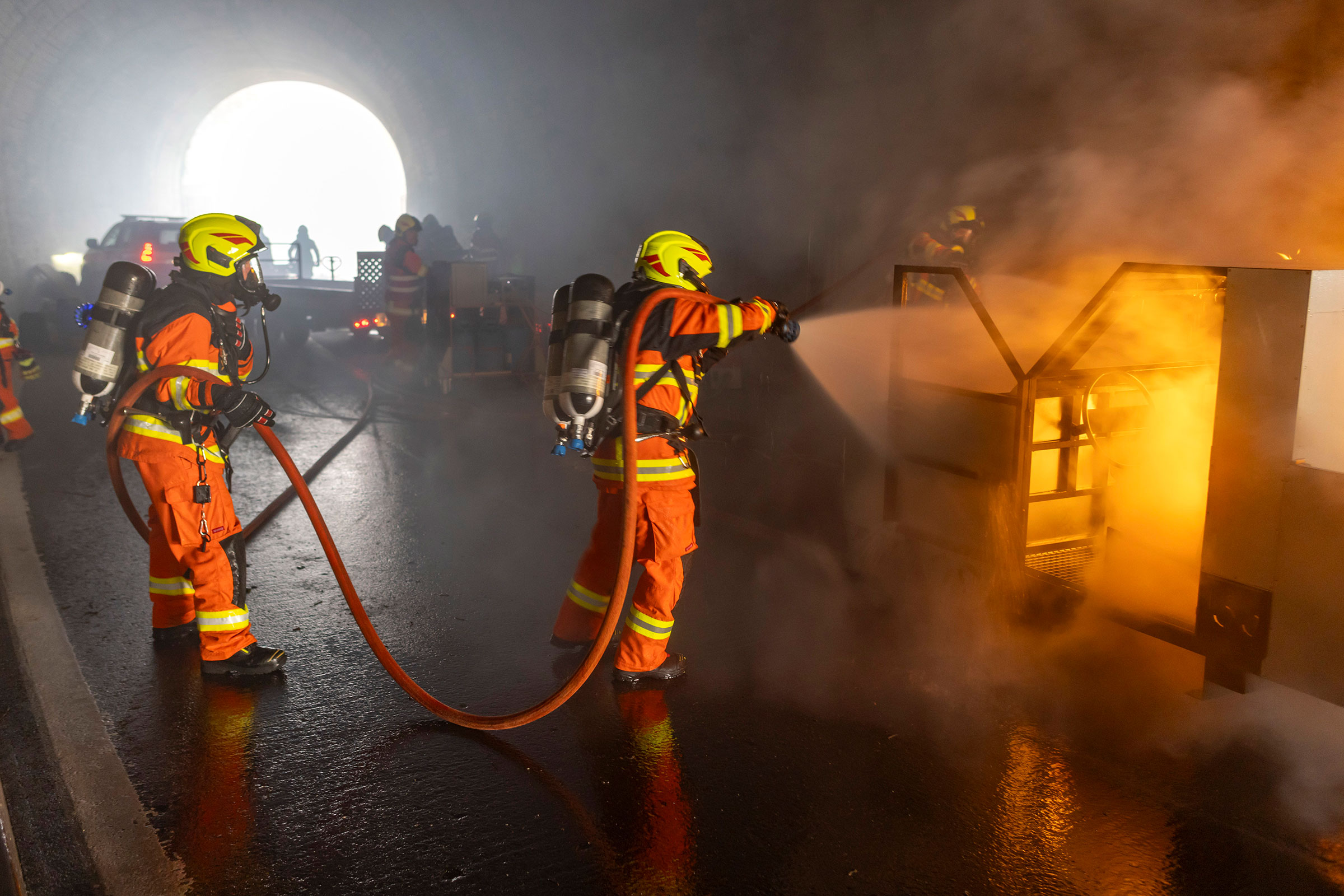 Atemschutzspezialisten für unterirdische Verkehrsanlagen üben am Acheregg.