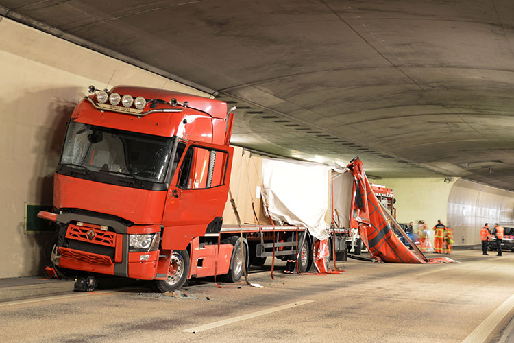 Nach mehreren Kollisionen kommt ein Lastwagen im Kirchenwaldtunnel zum Stillstand. Die Feuerwehr entfernt lose Teile des Fahrzeugs und sichert es soweit, dass es abgeschleppt werden kann.