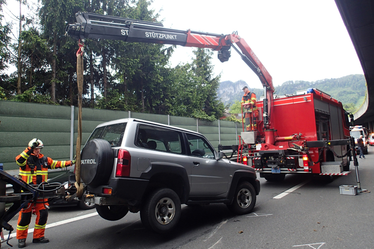 Die Strassenrettungsgruppe räumt auf der Autobahn A2 in Hergiswil eine Unfallstelle.