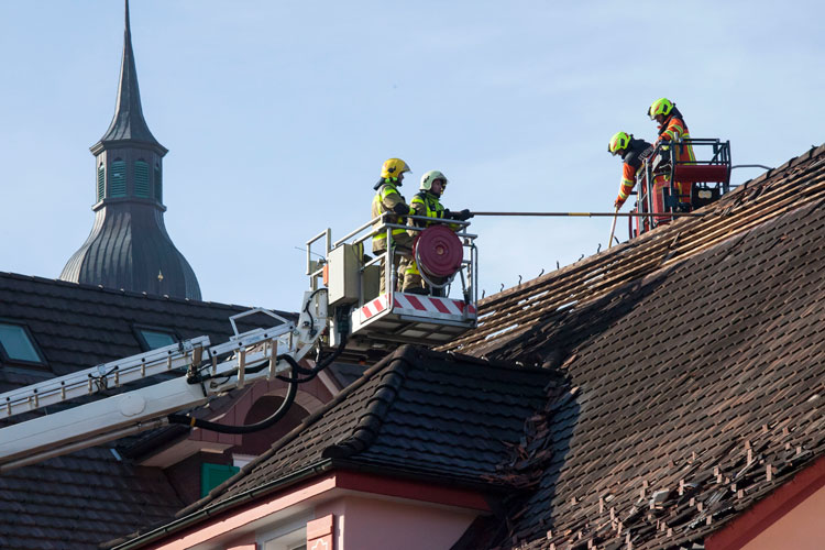 Die Stützpunktfeuerwehren aus Ob- und Nidwalden treffen sich am Giebel.