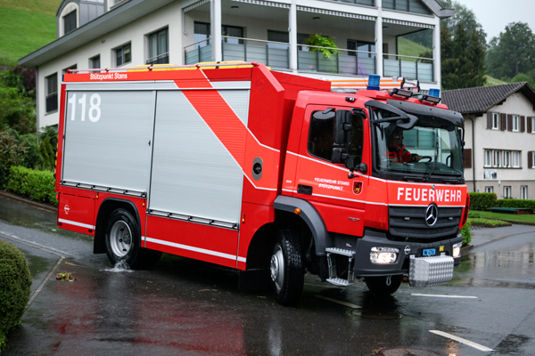 Mit dem Modulfahrzeug liefert die Feuerwehr Material auf die verschiedenen Schadenplätze.