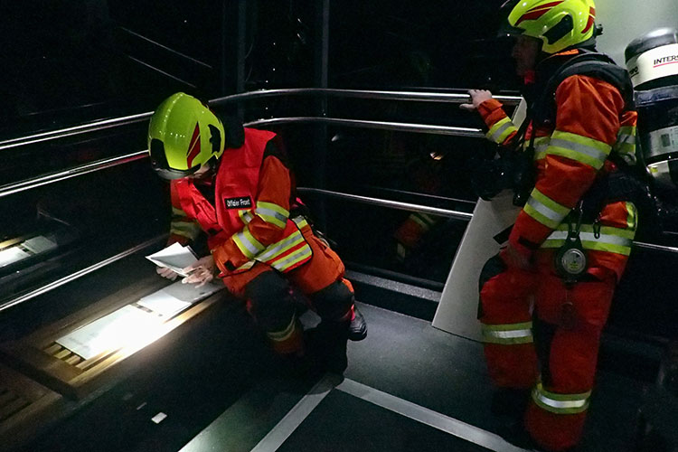 Das Ersteinsatzelement 1 fährt wegen einem automatischen Brandalarm zur Bergstation aufs Stanserhorn.