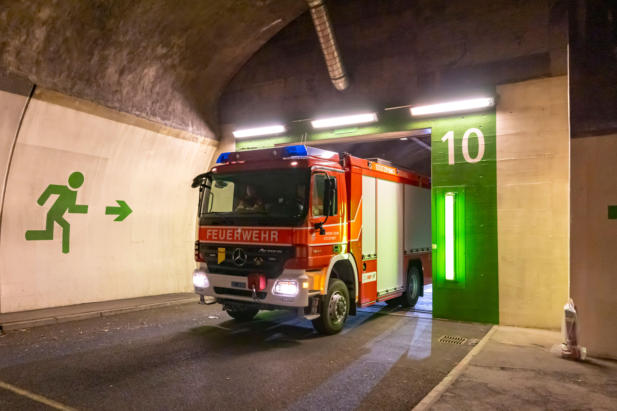 Das Rüstfahrzeug der Strassenrettungsgruppe erreicht die Übungsstelle über einen Fluchtstollen.