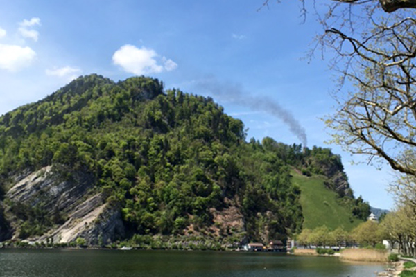 Durch den Abluftkamin strömt der abgesaugte Rauch ins Freie.
