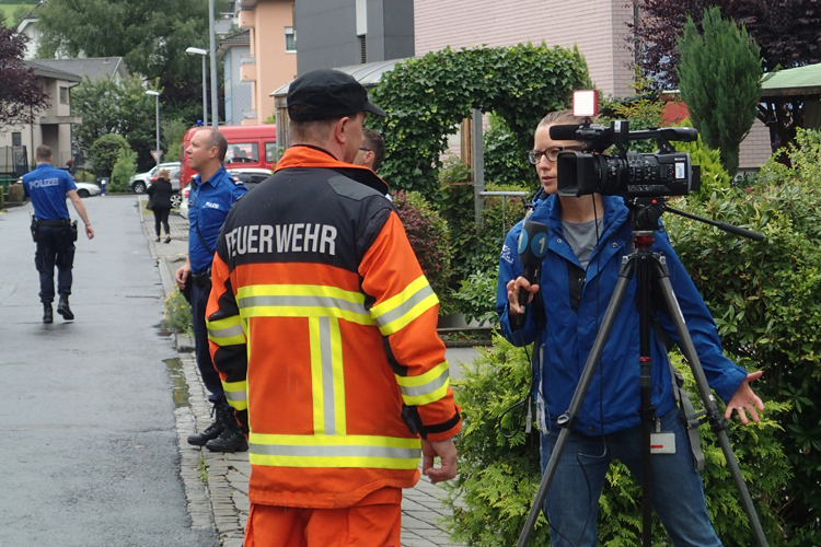 Weil in einem Keller am Saumweg Rauch gemeldet wird, rückt die ganze Feuerwehr aus. Unterstützung kommt von den Feuerwehren Buochs-Ennetbürgen und Stansstad. Schliesslich genügt es, die Räume zu belüften. Das Lokalfernsehen berichtet darüber.