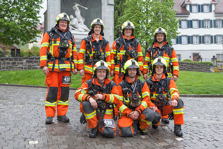 Eine Gruppe Atemschutzträger bestreitet den Nidwaldnerlauf.