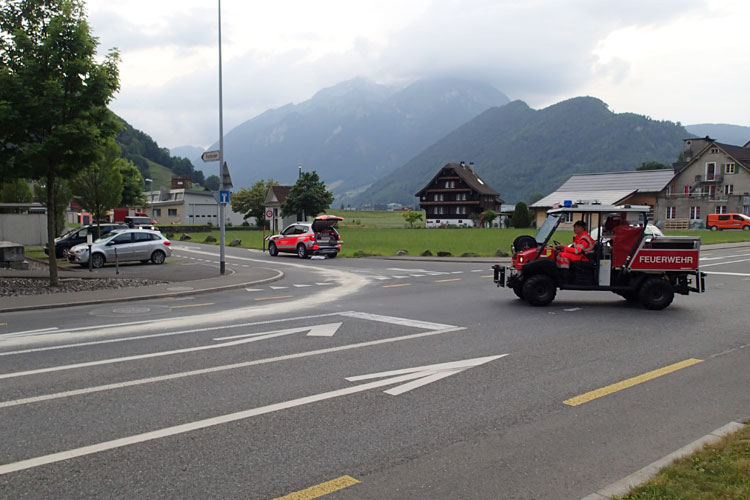 Im Gebiet Fronhofen putzt das Ersteinsatzelement 1 eine Ölspur weg.