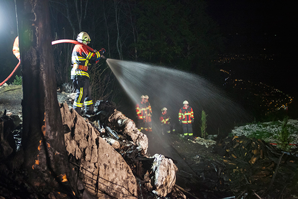 In der Rotifluh ob Emmetten brennt ein Holzschopf. Die Feuerwehren Emmetten, Seelisberg und Beckenried können ein Übergreifen auf den angrenzenden Wald und ein Ferienhaus verhindern. Ebenfalls aufgeboten wird eine Gruppe aus Stans.