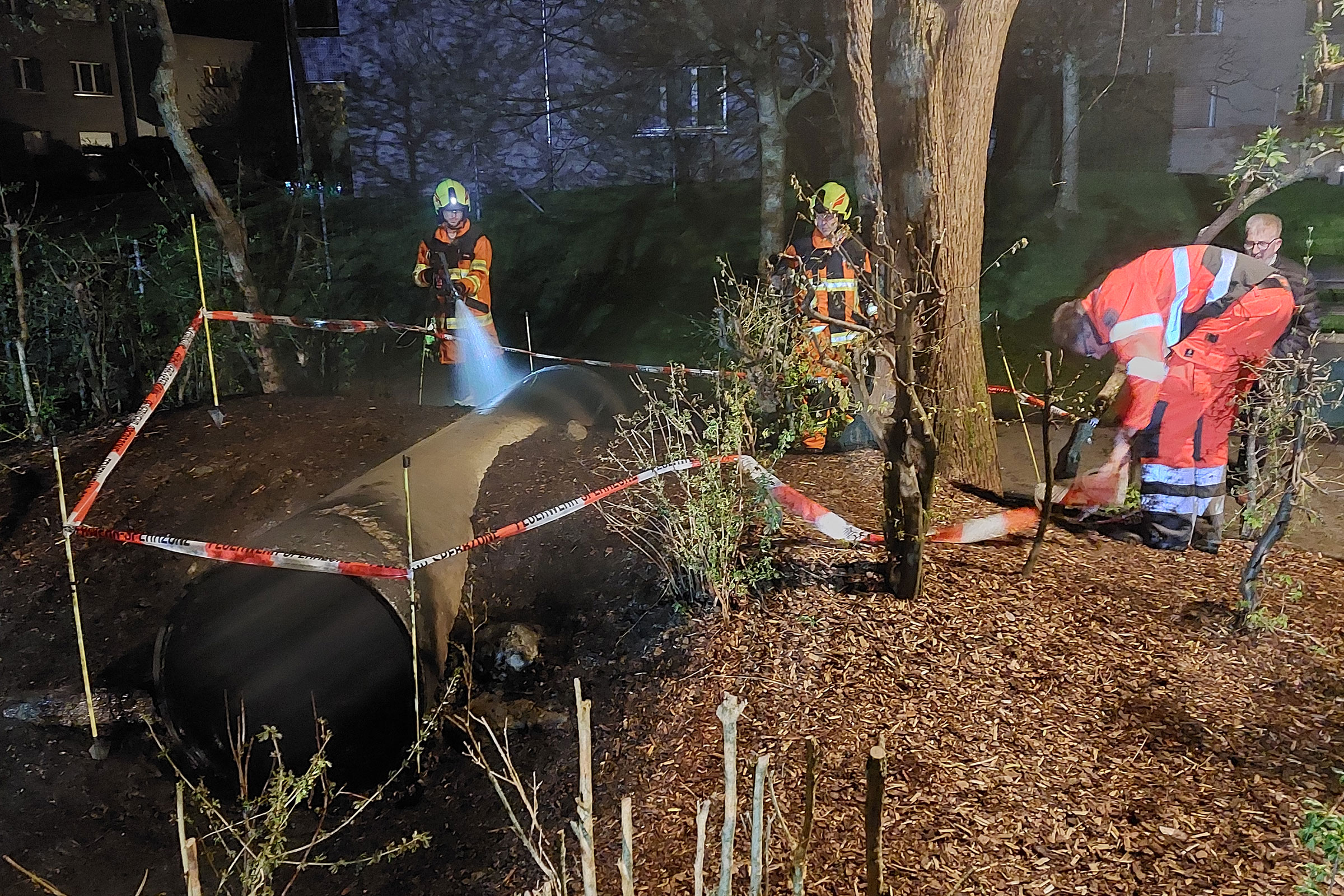 Die Ersteinsatzgruppe löscht auf einem Spielplatz einen Kunststofftunnel.