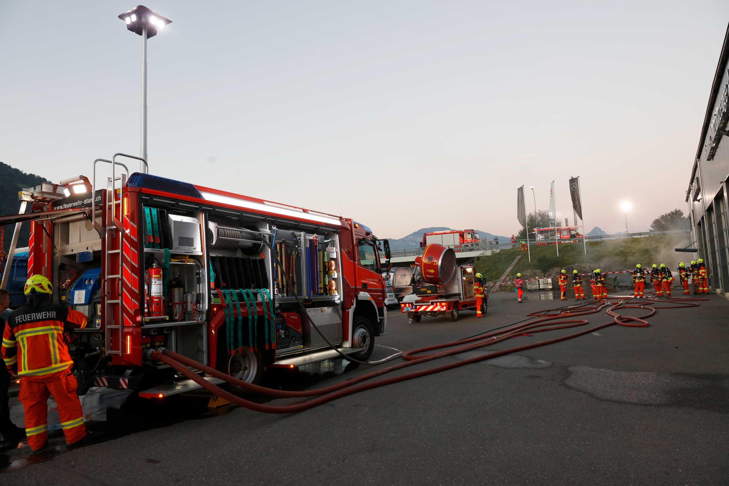 Die Gesamtfeuerwehr hält im Raum Kreuzstrasse eine Einsatzübung ab.
