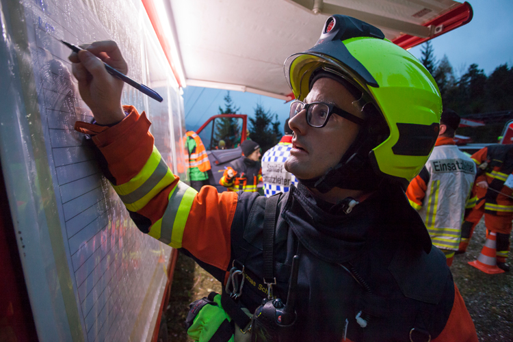 Führungsunterstützer der Feuerwehr helfen den Einsatzleitern die Übersicht zu behalten.