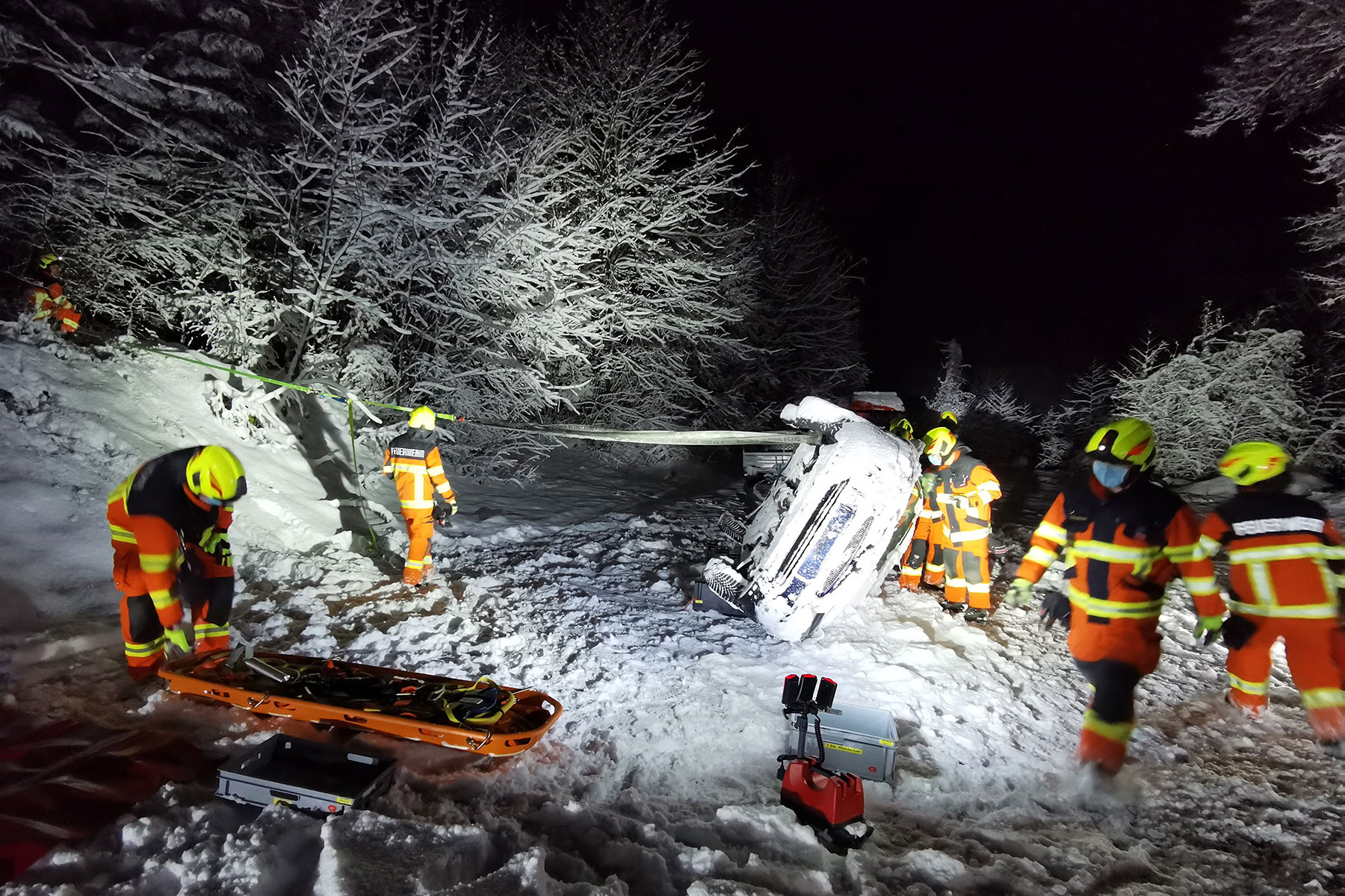 Die beiden Strassenrettungsgruppen üben unter winterlichen Bedingungen beim Kälti.