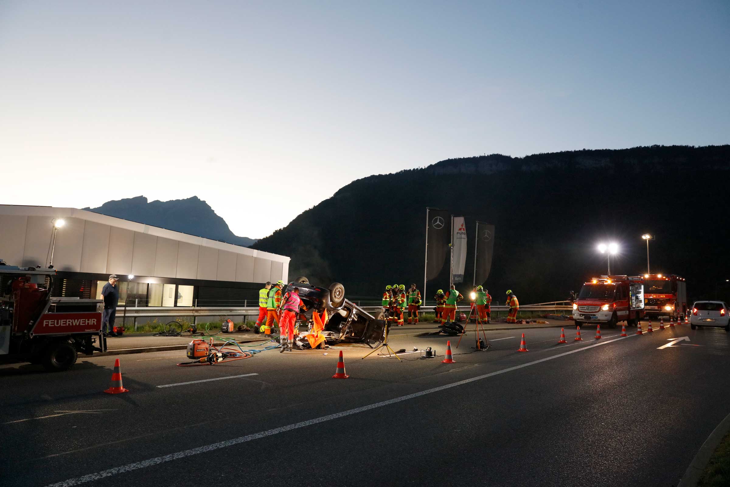 Oben auf der Strasse ist die Rettung der Fahrzeuginsassen beendet.