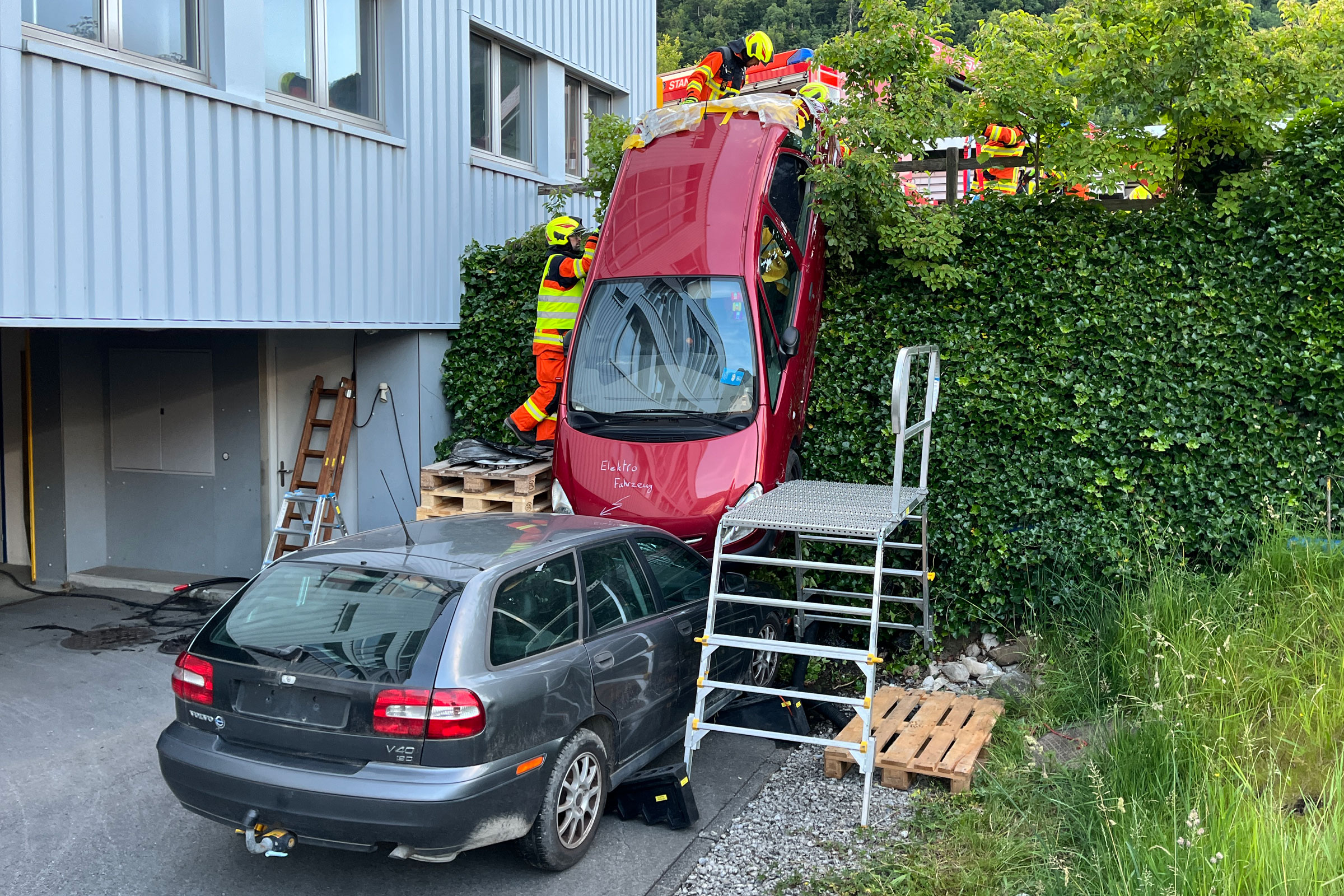 Die Strassenrettungsgruppe 2 arbeitet übungshalber an einer kniffligen Aufgabe.