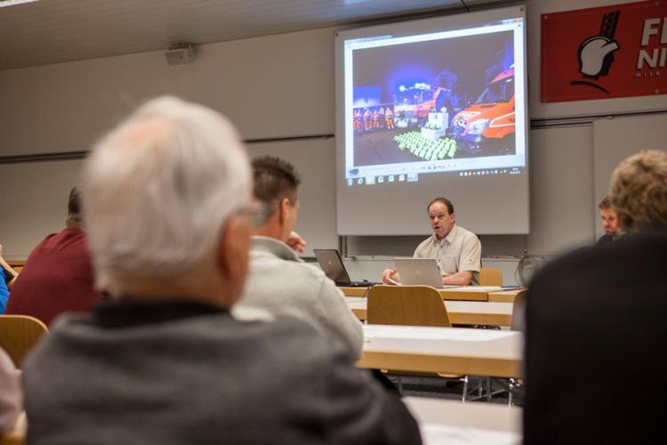 Kommandant Fredy Achermann beim Verlesen des Jahresberichts.