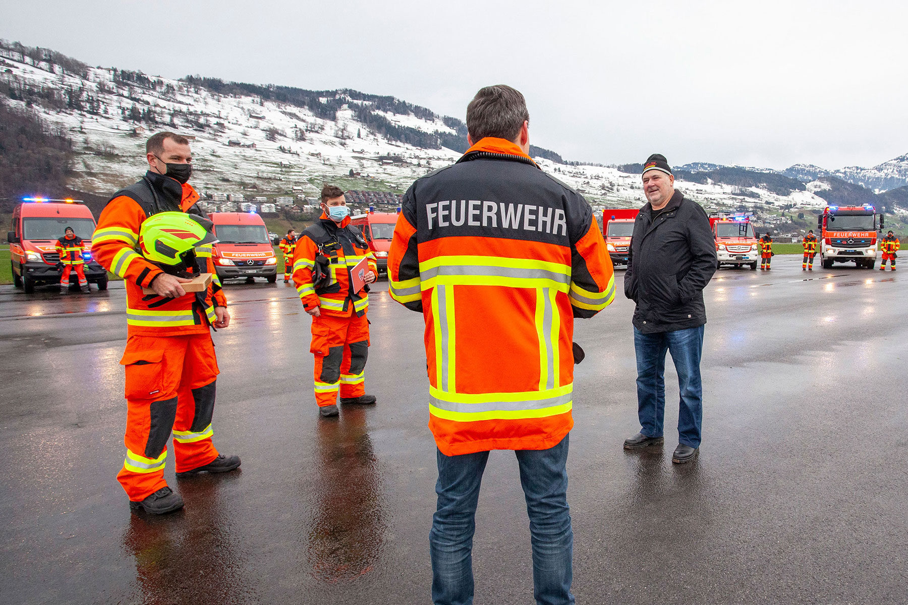 Bei seinem Austritt aus der Feuerwehr wird Alt-Kommandant Bäni Achermann mit einem Heli-Rundflug und einer Fahrzeugparade überrascht.
