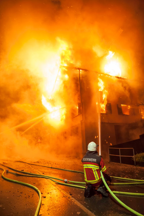 Sofort erstellt die Feuerwehr Schlauchleitungen und beginnt zu löschen.