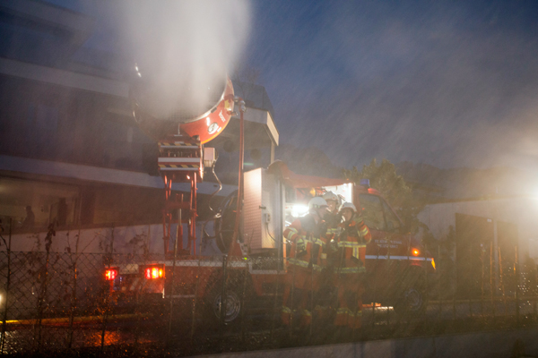 Mit Wassernebel aus dem Mobilen Grossventilator wird eine Hauswand gekühlt.