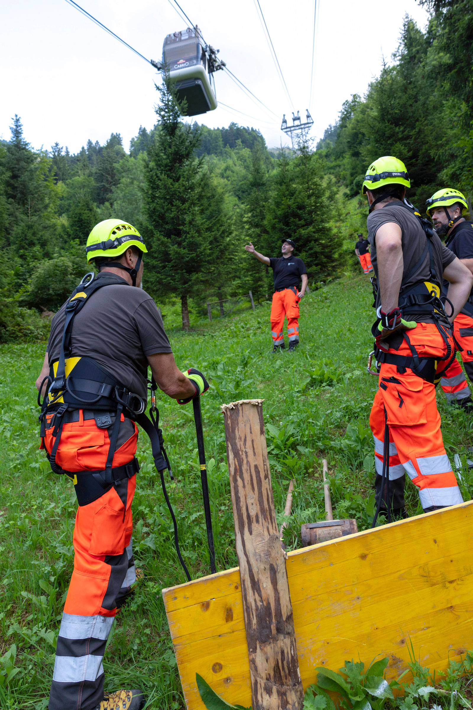 Der Übungsleiter gibt eine neue Information bekannt: Ein Feuerwehrmann hat sich verletzt und muss gerettet werden.