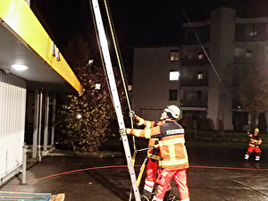 Auch zum Abseilen eines Patienten kann die Leiter verwendet werden.