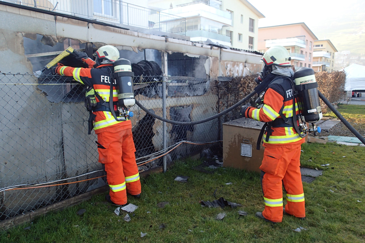 In Buochs brennt der Abstellschuppen eines Wohn- und Geschäftshauses. Die Stanser Autodrehleitergruppe rückt zur Unterstützung aus.