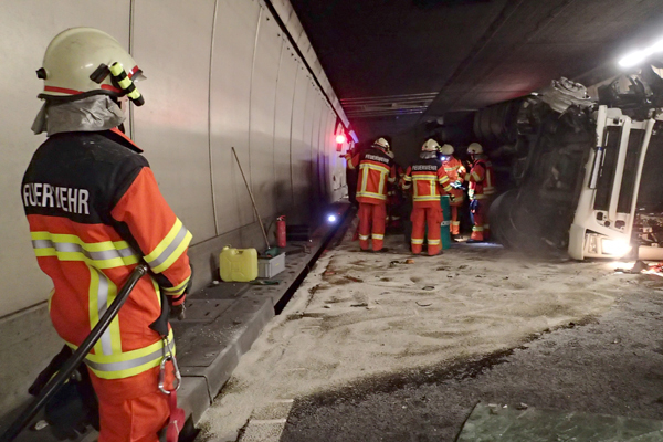 Im Seelisbergtunnel kollidiert ein Sattelschlepper mit einem leer stehenden Pannenfahrzeug und kippt zur Seite. Zusammen mit den Urner Kameraden sorgt die Stützpunktfeuerwehr Stans für die Ölwehrmassnahmen und lädt das Transportgut um.