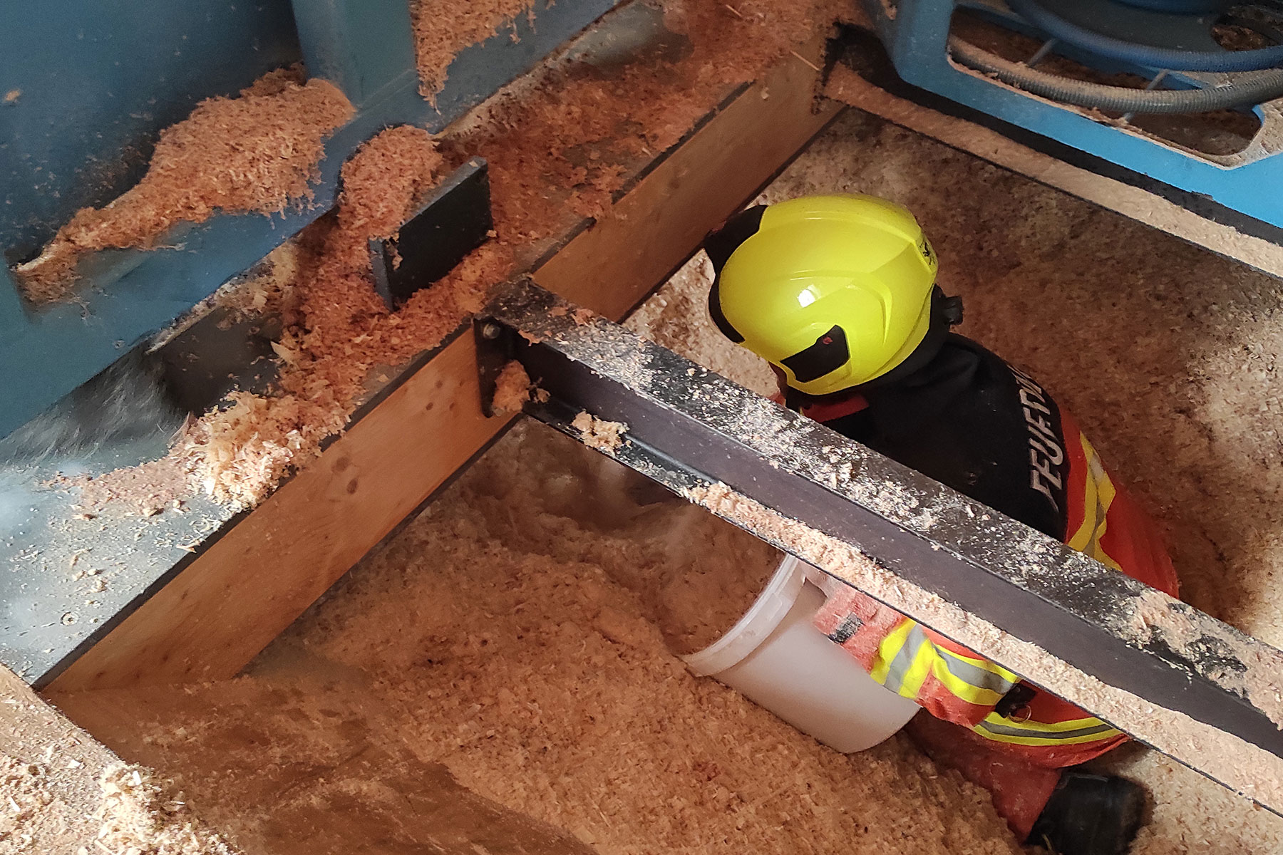 Ein Glimmbrand in einem Holzbaubetrieb wird schnell entdeckt und gelöscht.