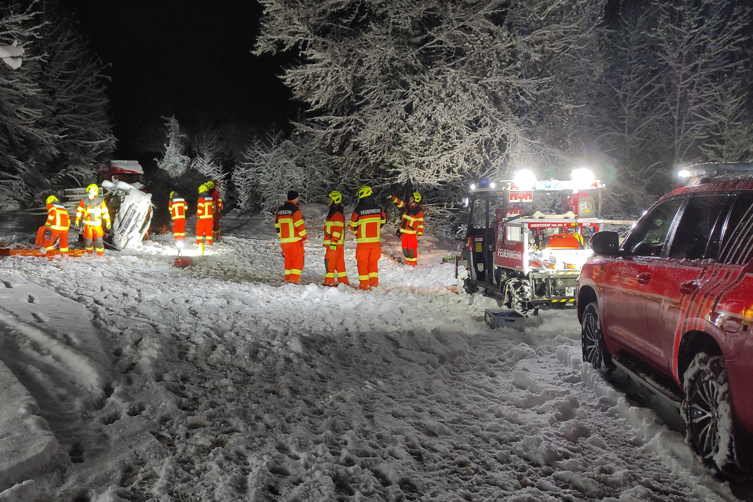 Die Feuerwehrleute richten den Arbeitsplatz ein.