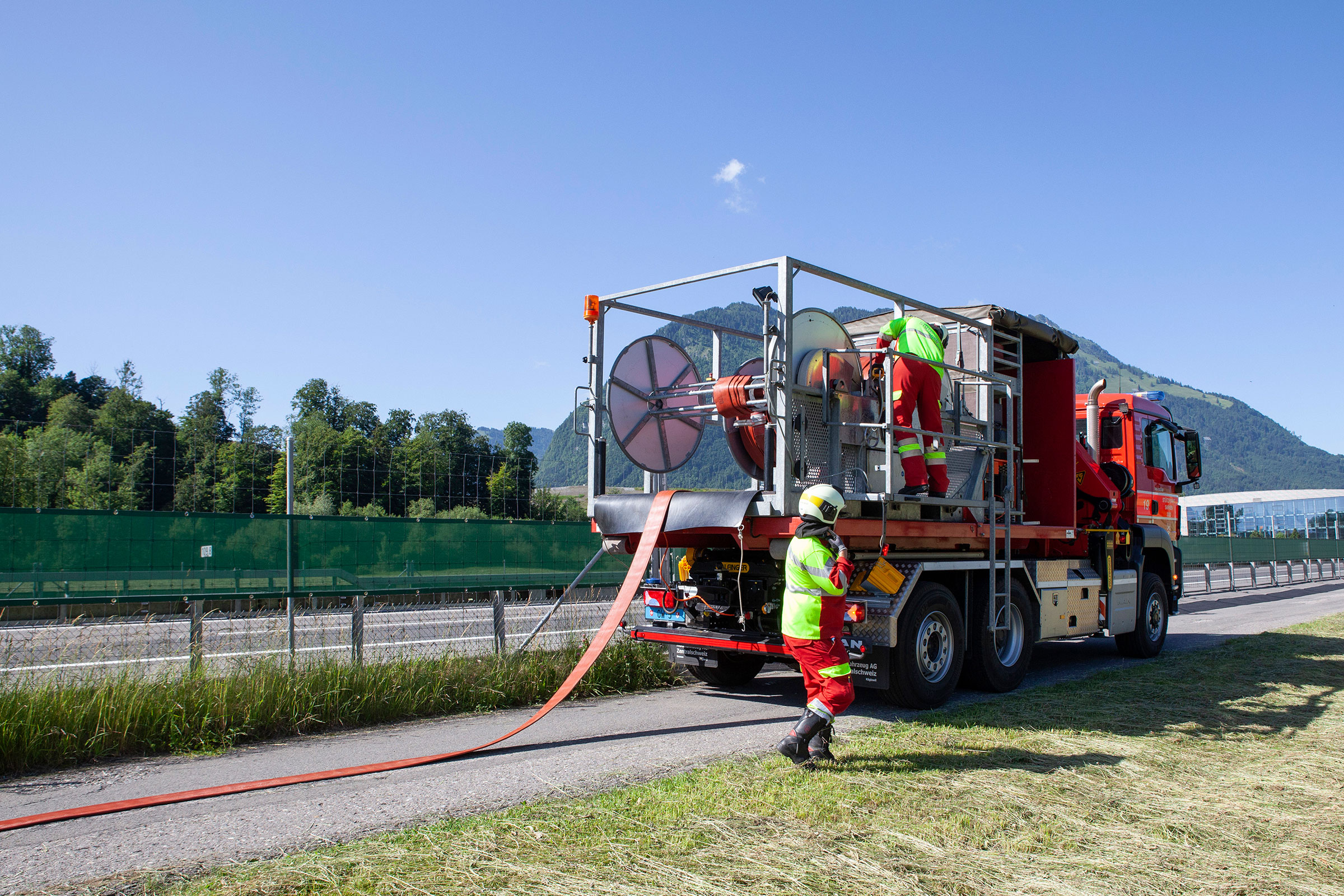 Die Stützpunktfeuerwehr Sarnen verlegt die passende Leitung.