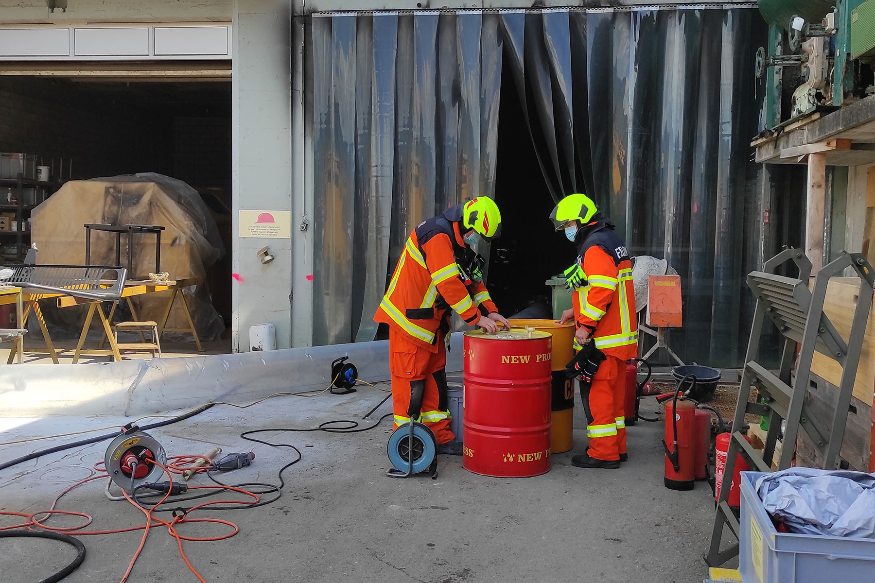 Bei einem Brand in Beckenried erledigt die ADL/MGV-Gruppe Lüftungs- und Ölwehraufgaben.
