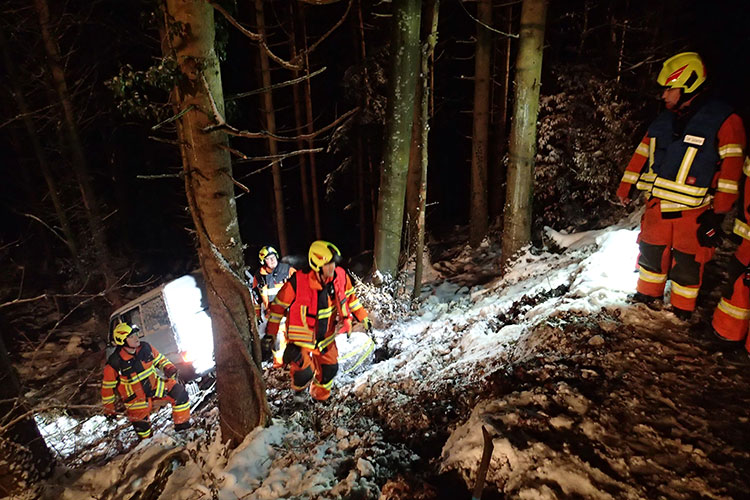 In Ennetmoos holt die Strassenrettungsgruppe einen Personenwagen mit der Seilwinde zurück auf die Mueterschwandenbergstrasse.