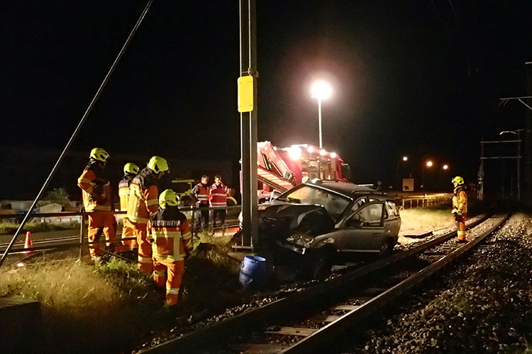 Zwischen Wolfenschiessen und Dallenwil landet ein Personenwagen auf dem Trasse der Zentralbahn.