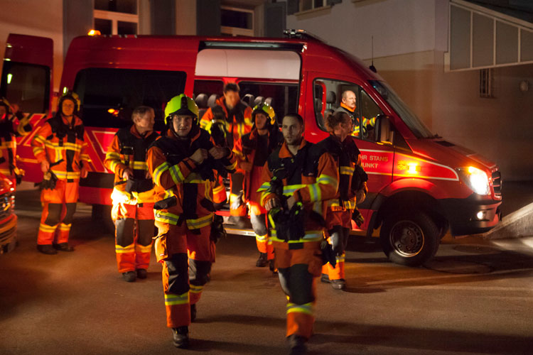 Schon an den vorangegangenen Proben traten die Einsatzzüge zu Übungen an. Wie die folgenden Bilder zeigen, wurden dabei Brandeinsätze geübt.