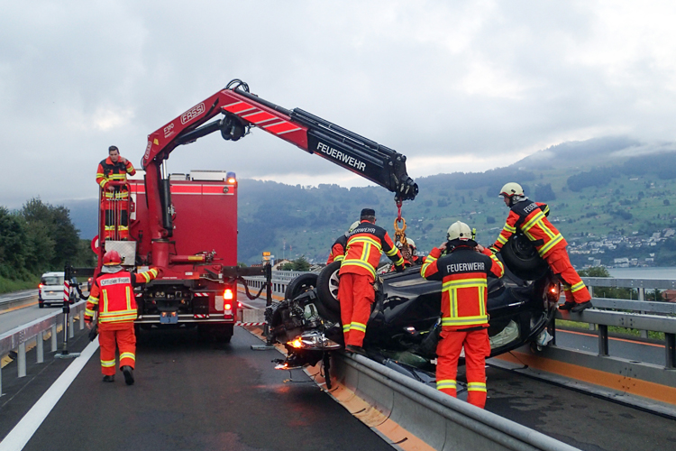Erneut liegt auf der A2 in Buochs ein Personenwagen auf dem Dach. Die vier Insassen sind leicht verletzt. Die Feuerwehr sichert die Unfallstelle und birgt das Fahrzeug. Wegen ausgetretenem Benzin und Öl muss die Fahrbahn gereinigt werden.