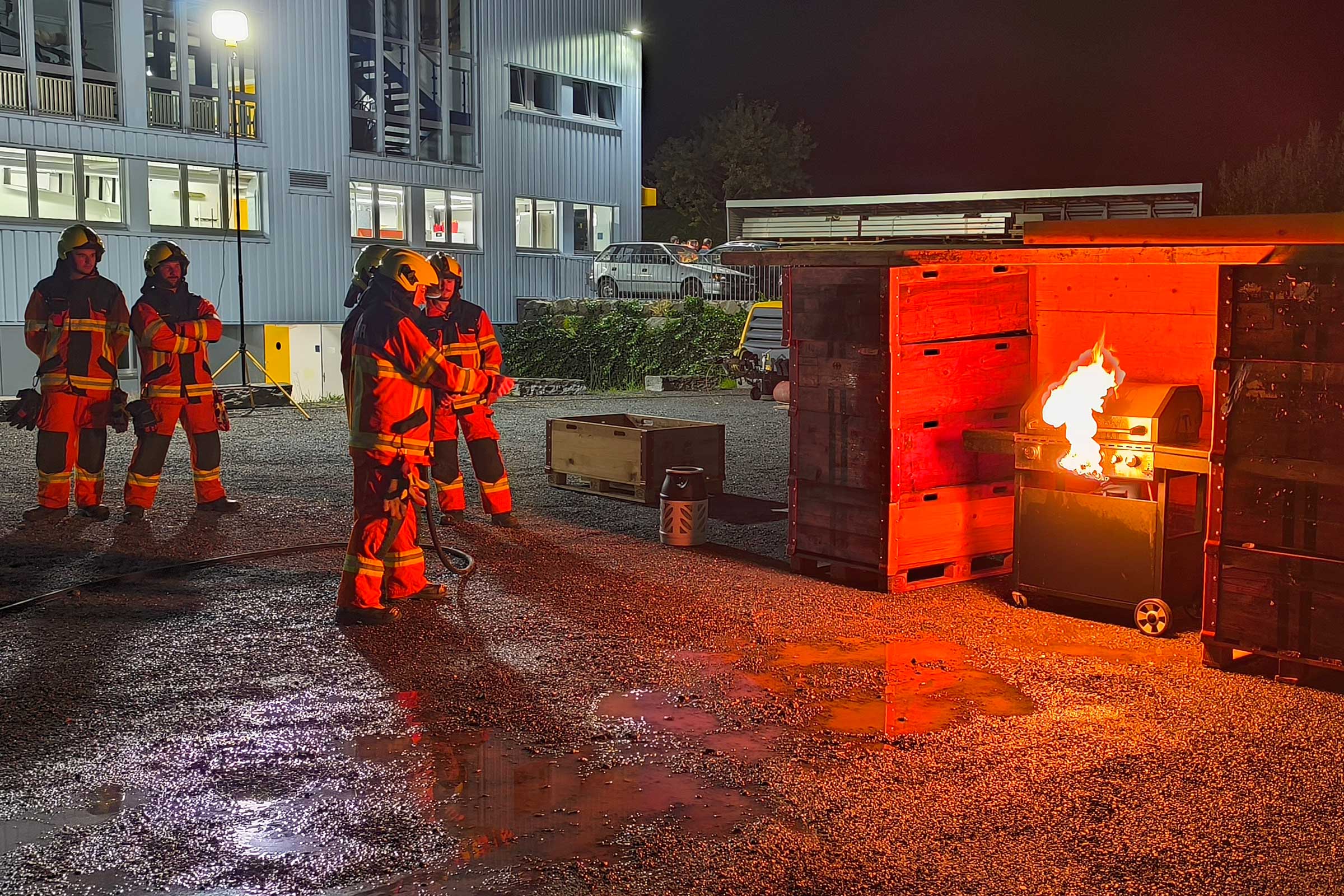 Beim Feuerwehrlokal üben Angehörige des 2. Einsatzzuges das Löschen eines Gasgrills.