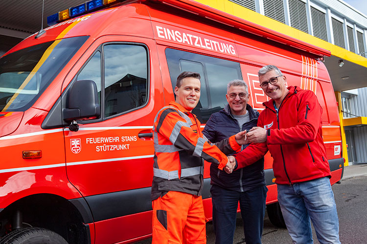 Kari Pfyl von der Firma Kurt Rüegg AG (rechts) überreicht Kommandant André Imboden im Beisein von Feuerwehrinspektor Toni Käslin den Fahrzeugschlüssel.