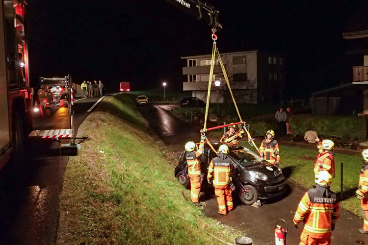 In Dallenwil bleibt ein Auto nach einem Selbstunfall in Seitenlage liegen. Die Strassenrettungsgruppe macht die Fahrzeugbergung und beseitigt das ausgelaufene Öl.
