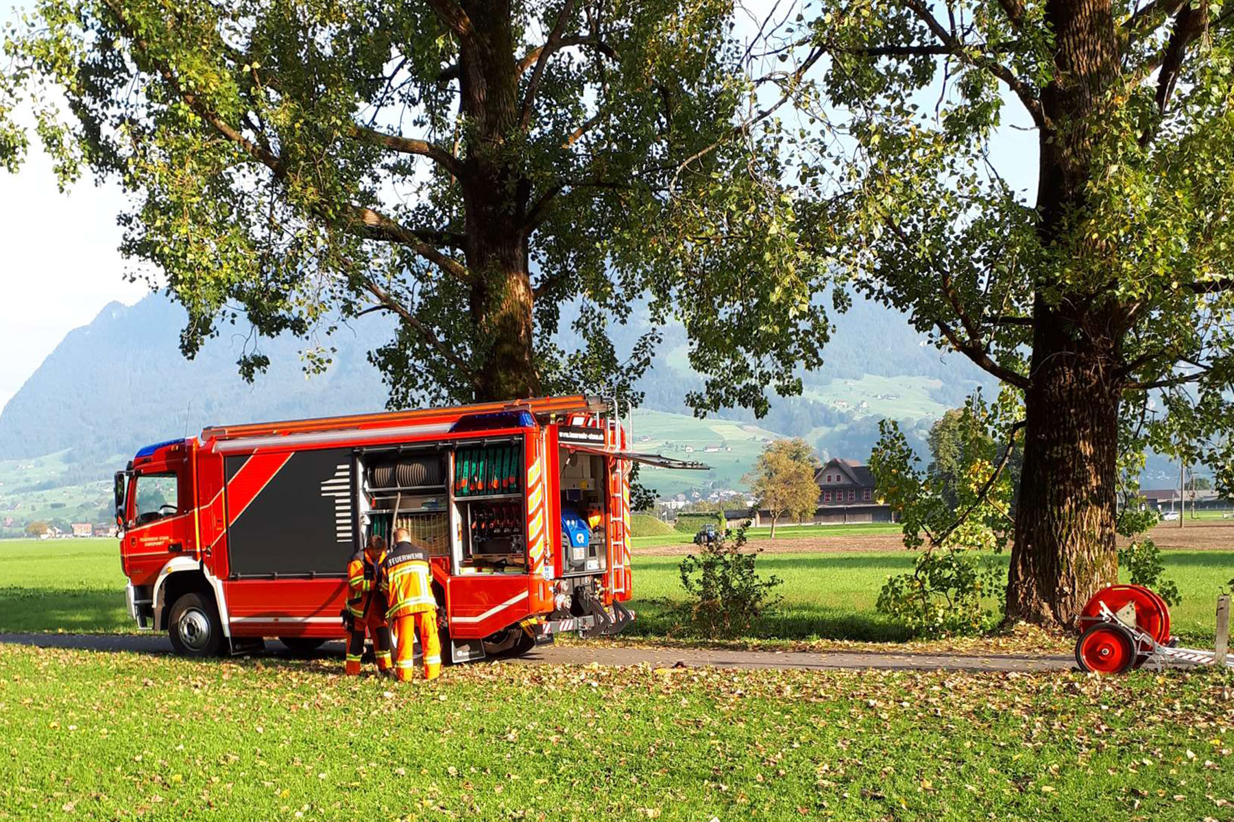 Am Bürgenberg führt das Ersteinsatzelement 2 Nachlöscharbeiten wegen einem Schwelbrand aus.