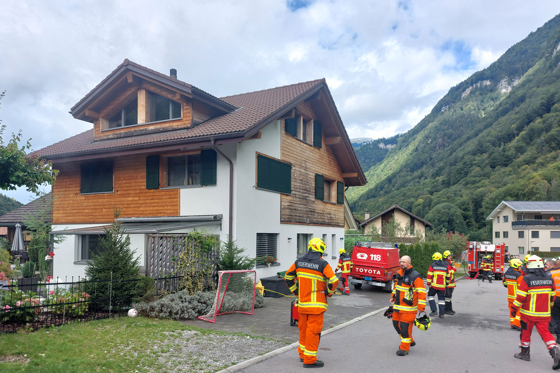 Die Feuerwehr Stans unterstützt die Feuerwehr Wolfenschiessen bei einem Brandeinsatz.