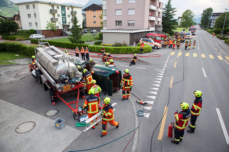 Die Strassenrettungsgruppe übt in Ennetbürgen mit der Feuerwehr Buochs-Ennetbürgen.