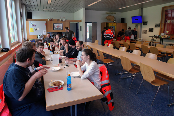 Zur Stärkung gibt es für die Feuerwehrleute Spaghetti im Stützpunkt.