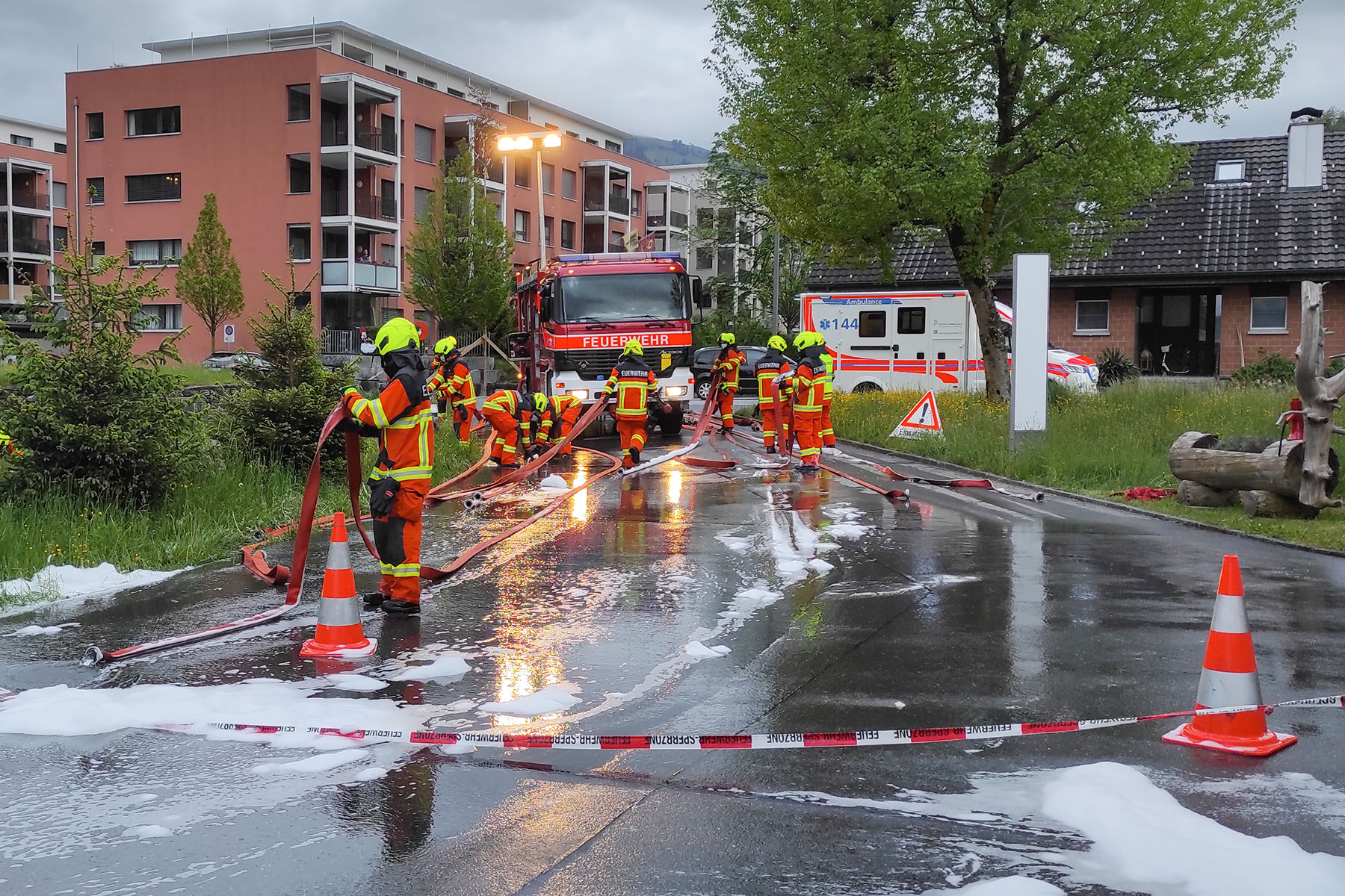 Der 1. Einsatzzug übt den dreifachen Löschangriff.