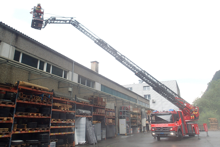 Nach einem Hagelschauer kontrolliert die Feuerwehr Dächer, pumpt Wasser aus Kellern und räumt Bäume zur Seite.