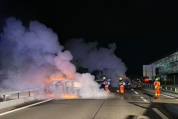 Auf der Autobahn Nähe Stans-Süd brennen nach einer Kollision zwei Autos.