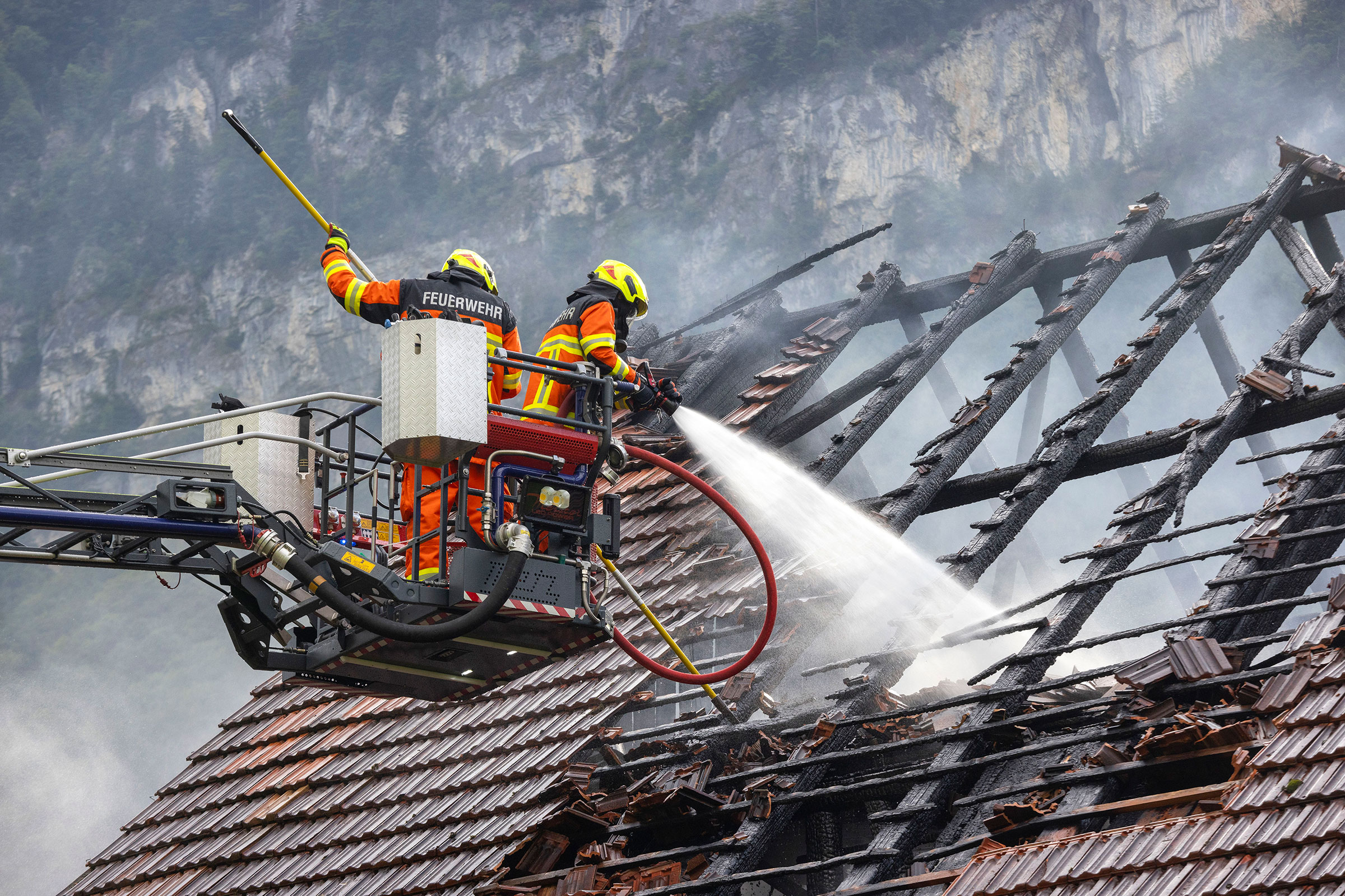 Die ADL-Gruppe unterstützt die Feuerwehr Wolfenschiessen, nachdem ein Blitz in eine Scheune eingeschlagen hat.