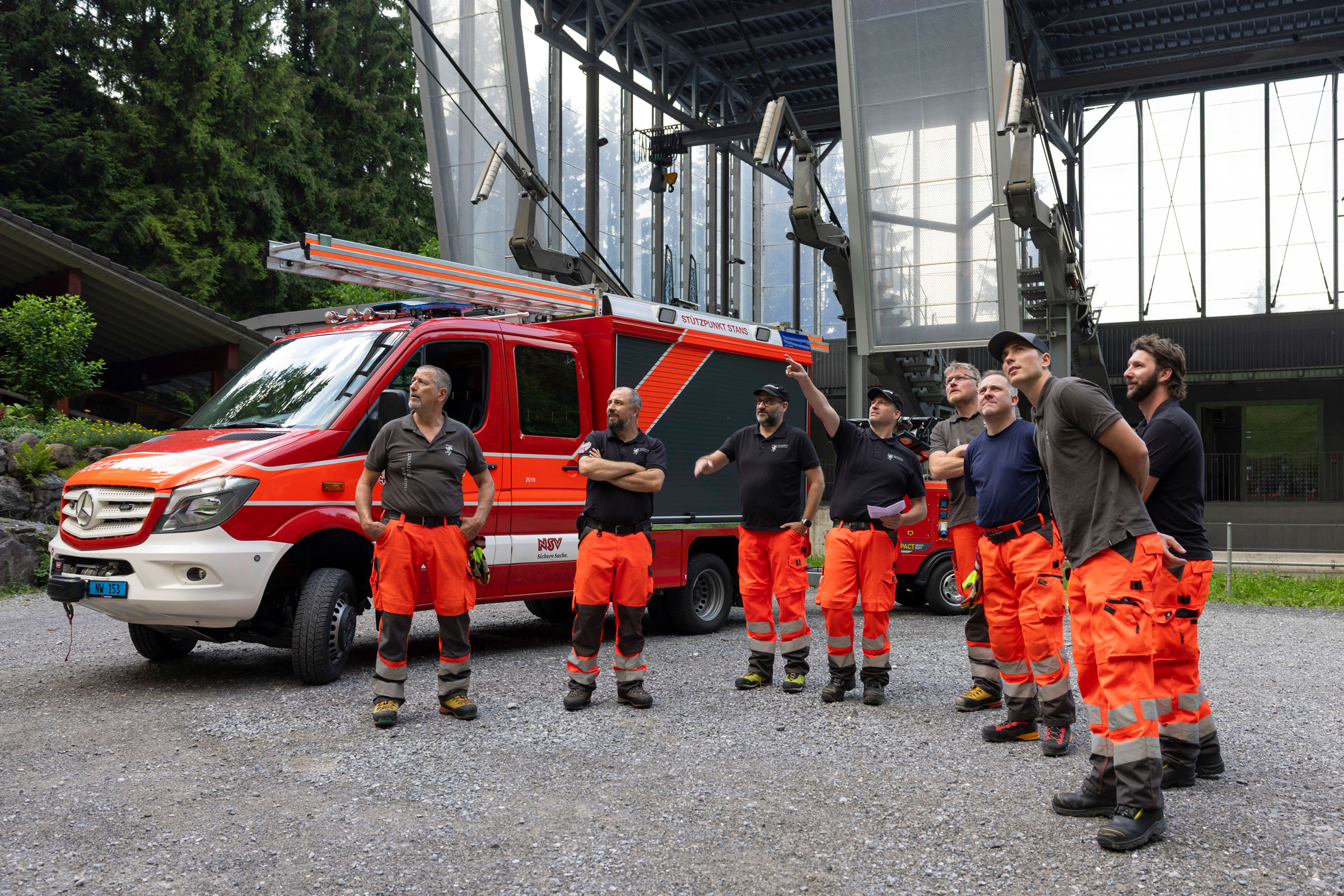 Der Übungsleiter gibt den Auftrag bekannt. Es stehen Massnahmen nach einem Unwetter auf dem Programm.